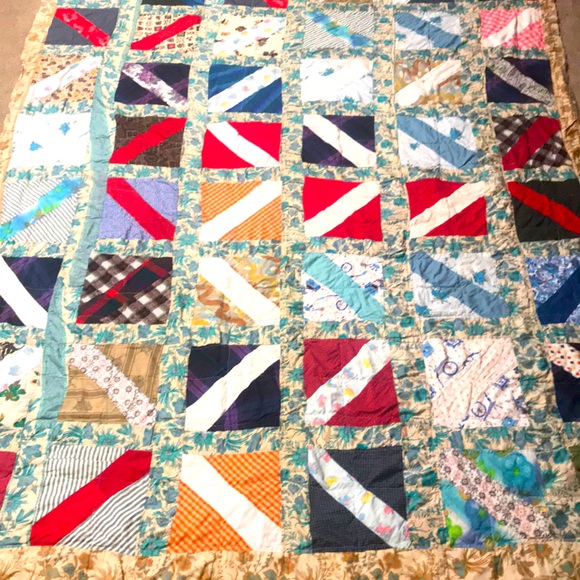 QUILT, COLORFUL, Patchwork VINTAGE FABRIC. 68”x88 looks better in Person. 🔎❤️👀 - Picture 3 of 16